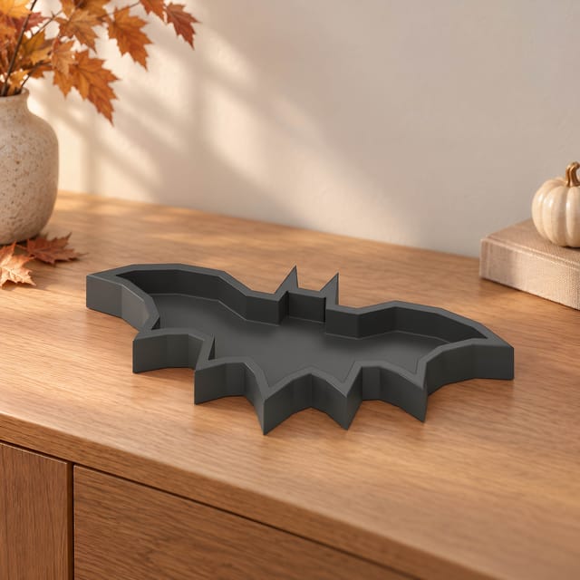 Dunkle Fledermaus-Schale als Halloween-Dekoration auf einem Tisch