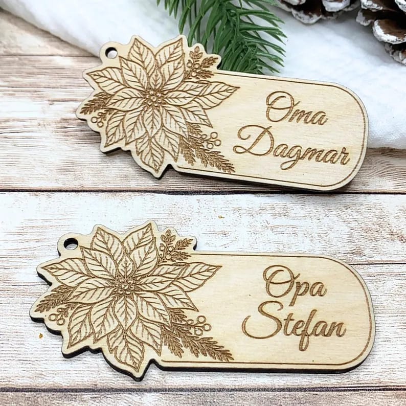 Personalisierte Holzanhänger mit Weihnachtssternblüte und Namen