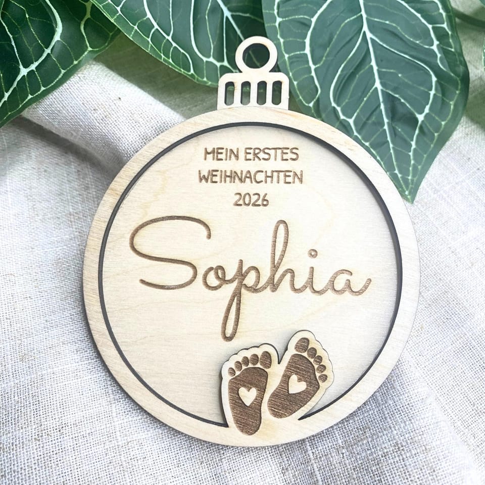 Holzkugel für Babys erstes Weihnachten mit dem Namen Sophia, Babyfußgravur und Jahreszahl.