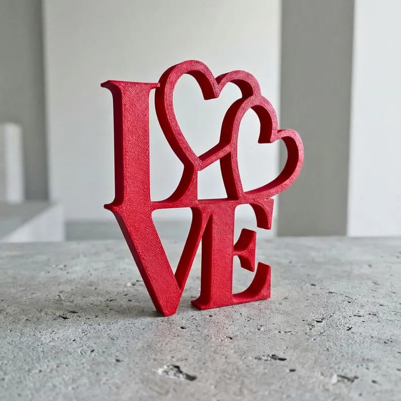 LOVE Deko-Skulptur mit Herzen
