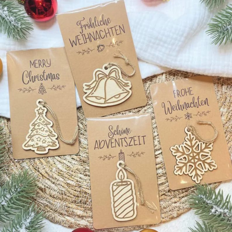Weihnachtskarte mit Holzanhänger