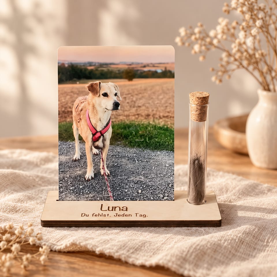 Holz-Gedenkhalter mit Hundefoto, Namensgravur und Erinnerungsröhrchen