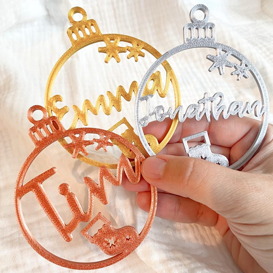 Personalisierte Christbaumkugel mit Namen – Motiv Stiefel & Sterne - 3D gedruckte Weihnachtsbaum Dekoration