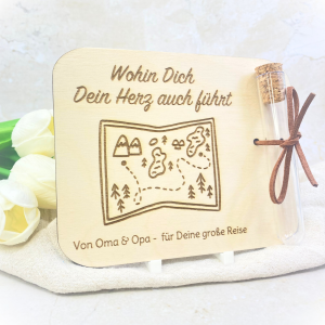 Geldgeschenk Reise aus Holz – personalisierte Karte mit Gravur & Reagenzglas zur Weltreise, Schulabschluss oder Studienbeginn