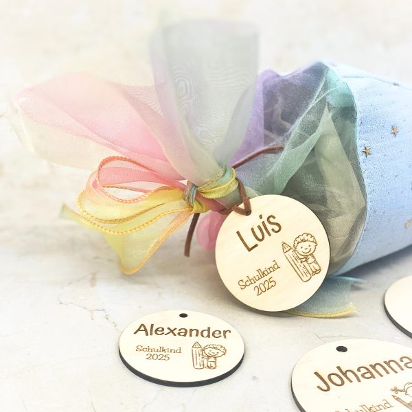 Personalisierter Holzanhänger zur Einschulung 2025 mit Name – Schulkind Gravur – Geschenk zur Schultüte – Junge oder Mädchen