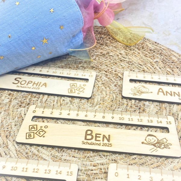 Einschulung Schulkind 2025 Personalisiertes Lineal / Lesehilfe mit Namen & Lesestreifen – Geschenk Erstklässler Holz – Junge Mädchen Gravur
