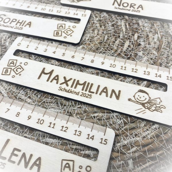 Einschulung Schulkind 2025 Personalisiertes Lineal / Lesehilfe mit Namen & Lesestreifen – Geschenk Erstklässler Holz – Junge Mädchen Gravur