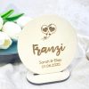 Tischkarte Hochzeit Holz personalisiert – Platzkarte mit Namen u. Hochzeitsdatum – Gastgeschenk nachhaltige Tischdeko mit Gravur - Taufe - Bild 5