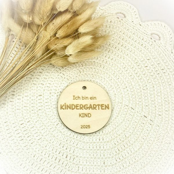 Holzanhänger Ich bin ein Kindergartenkind Kitakind Krippenkind 2025 - personalisiert – Geschenk zum Start oder Abschied